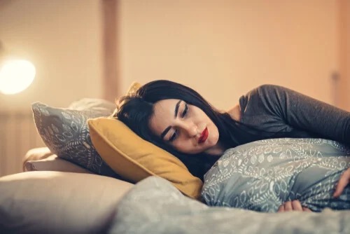 Een vrouw die er verdrietig uitziet.