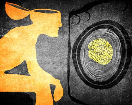 Een man die wordt gehersenspoeld