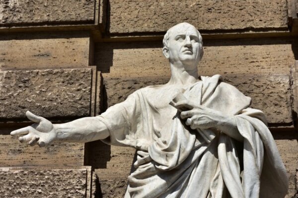 A statue of Marco Tullio Cicero.