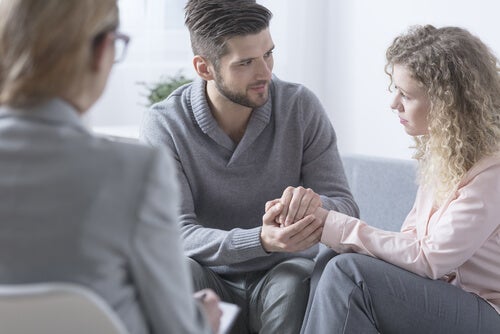 Een echtpaar in huwelijkstherapie