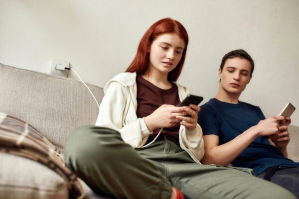 A couple people playing with their phones.