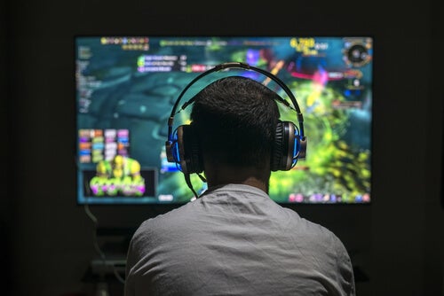 A man in front of a big screen.