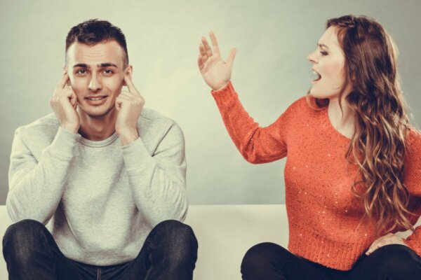 Vrouw schreeuwt tegen man
