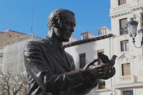 A statue of Federixo Garcia Lorca.