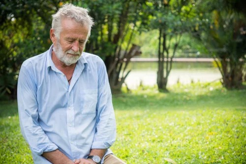 Een man die er depressief uitziet