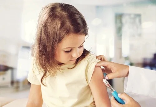 Een klein meisje krijgt een vaccinatie