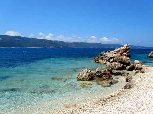 En strand i Ithaca, Hellas.