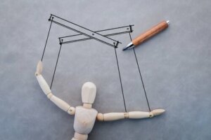 Traits of a Psychologically Manipulating Person