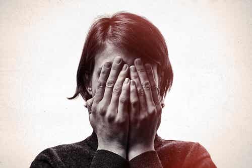 Vrouw met haar handen voor haar ogen