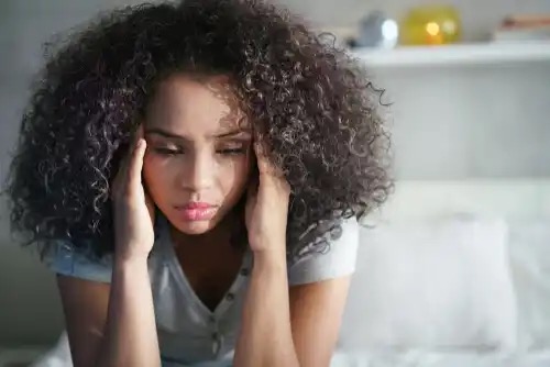Deprimeret kvinde er plaget af fiasko-tankegangen
