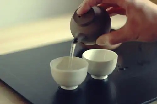 Pouring out tea, Japanese style.