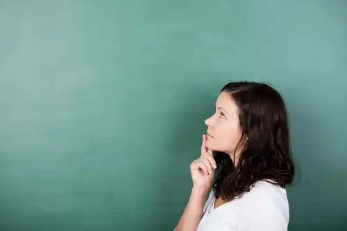 Peinzende vrouw