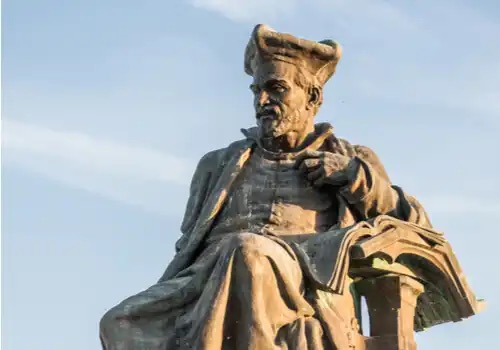 En statue af Rabelais