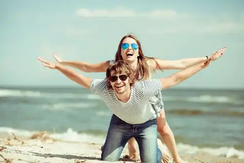 Blij stel op het strand