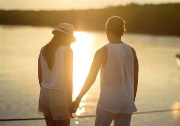 A couple by the sea, showing a summer romance.