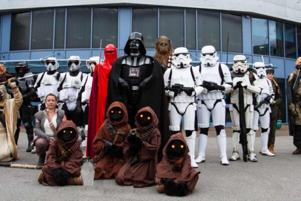 Een groep mensen verkleed als Star Wars-personages