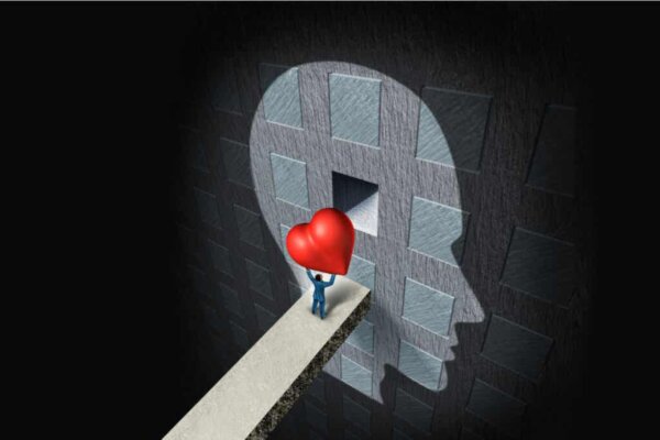 Een persoon die een hart draagt