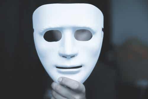 Bir maskenin arkasına saklanan bir kişi.