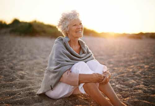 Oudere vrouw in het zand