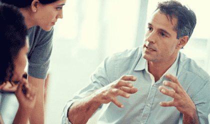 Een afbeelding van mensen die in een studiegroep spreken