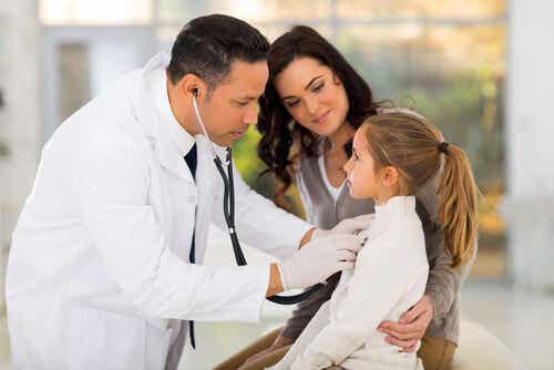 Kind wordt onderzocht door een dokter