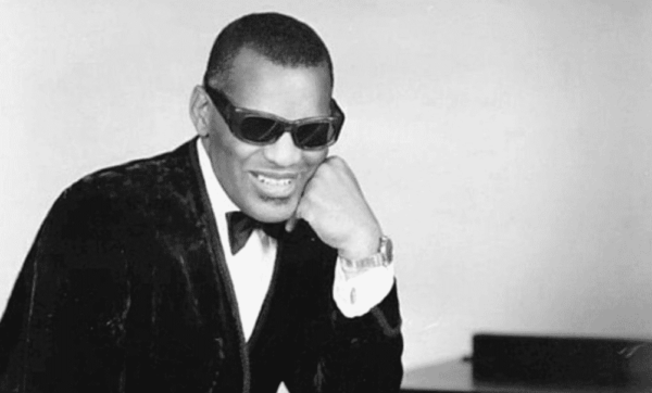 Et bilde av en ung Ray Charles.