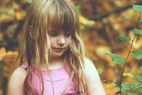 Een klein meisje dat zich ongemotiveerd voelt.