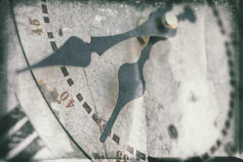 An image of an antique clock.