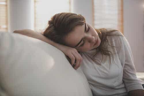 Obraz zestresowanej zmęczonej kobiety na kanapie.
