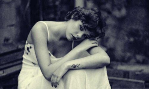 Een vrouw die verdrietig is vanwege spijt in een relatie