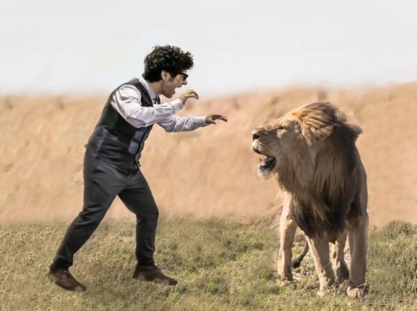 Miguel de Lucas och ett lejon.