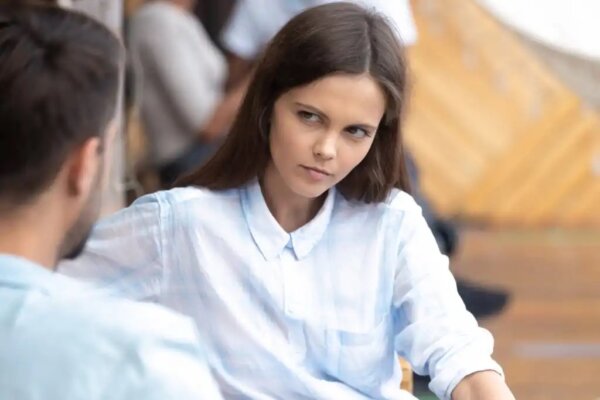 Er worden opdringerige vragen aan een vrouw gesteld