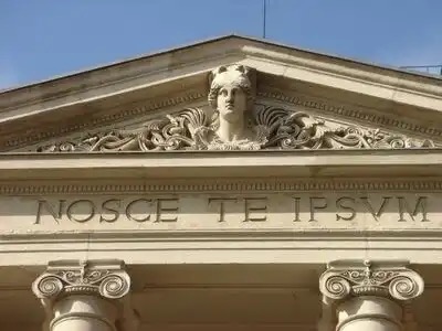 Inscriptie op de Tempel van Apollo