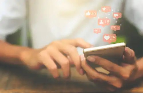 Iemand post iets op de mobiele telefoon