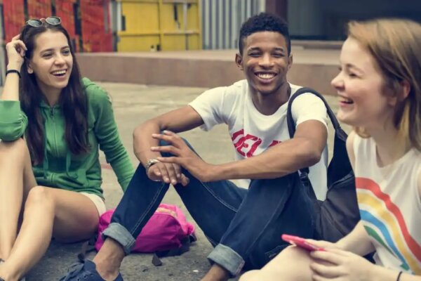Drie lachende tieners