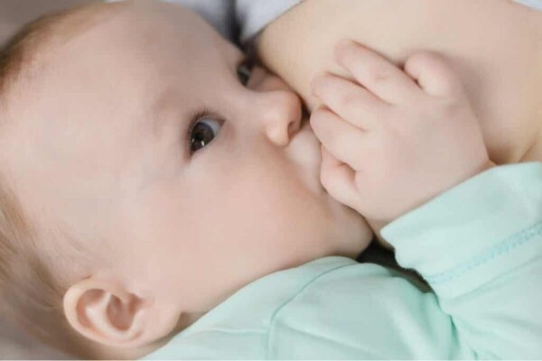 Een baby die borstvoeding geeft