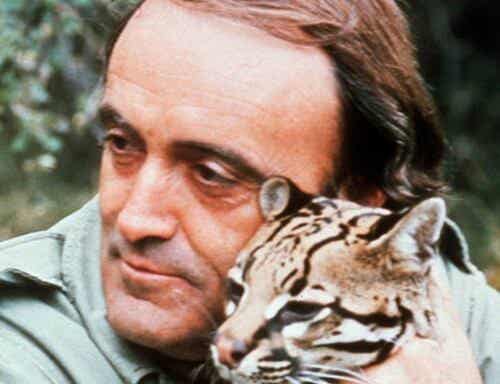 Félix Rodríguez hugging a cheetah.