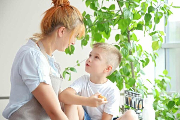 En kvinna som pratar med en pojke.