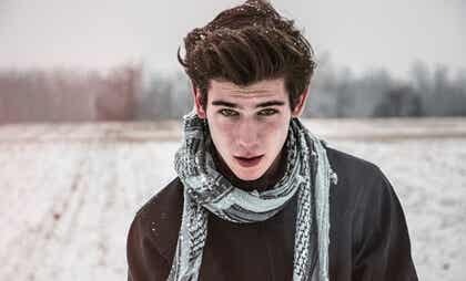 Een jongeman met een intense blik