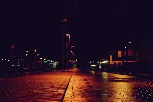 A dark street in New York City where the Genovese case may have ocurred.
