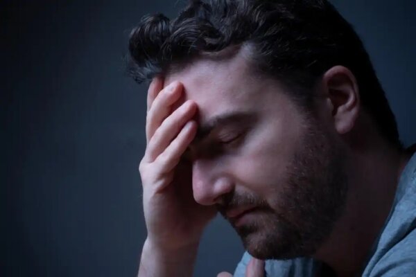 En man som ser stressad ut.