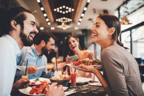 Vrienden eten met elkaar en maken plezier