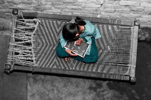 En indisk flicka som pluggar.