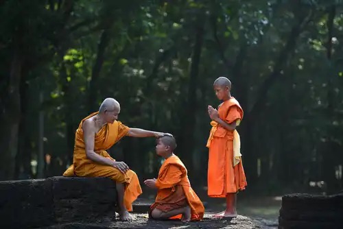 Tre buddhistiska munkar som följer de etiska åtagandena.