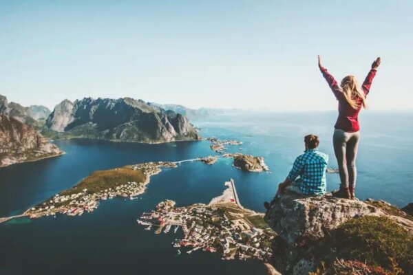 Två vänner som ser ut över havet.