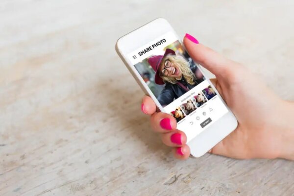 Een hand die een mobiele telefoon vasthoudt.