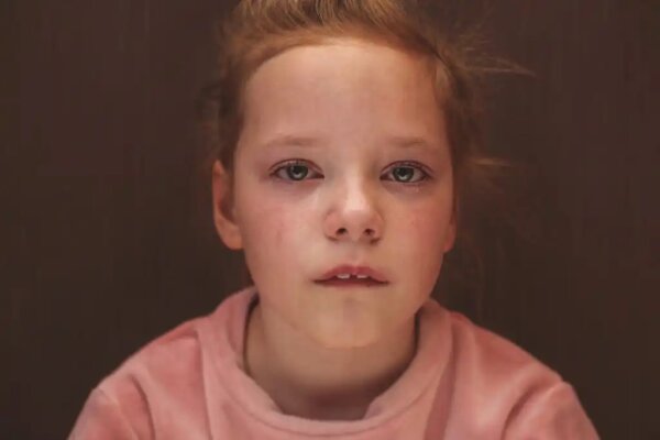Ett barn som gråter, vilket indikerar negativa barndomsupplevelser.