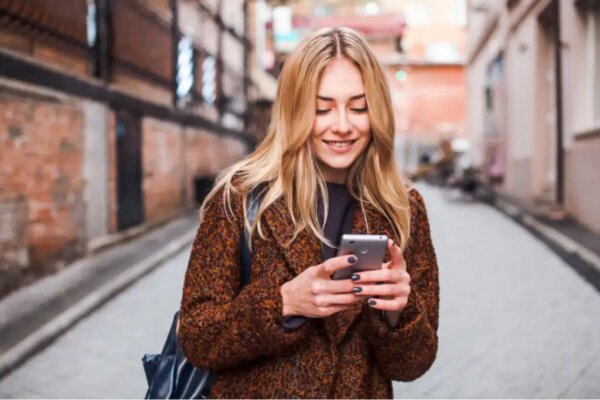 En flicka som kollar på sin mobiltelefon.