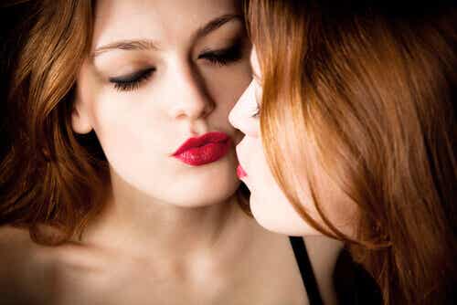 Kvinde kysser sig selv i spejl
