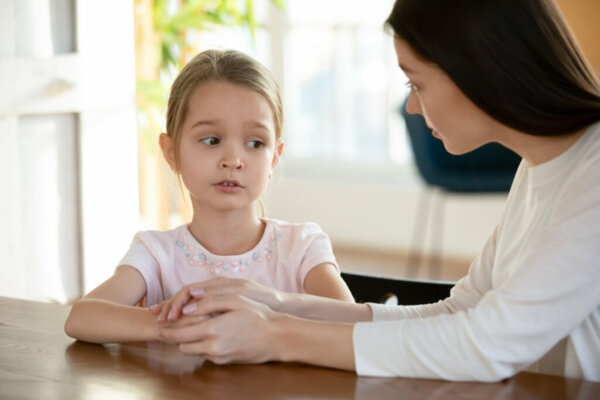 Moeder in gesprek met kind